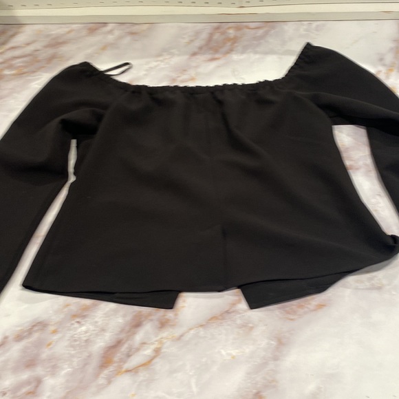 Misguided off shoulder top. SZ 8 silver button accents. Quarter length sleeves - Picture 4 of 6